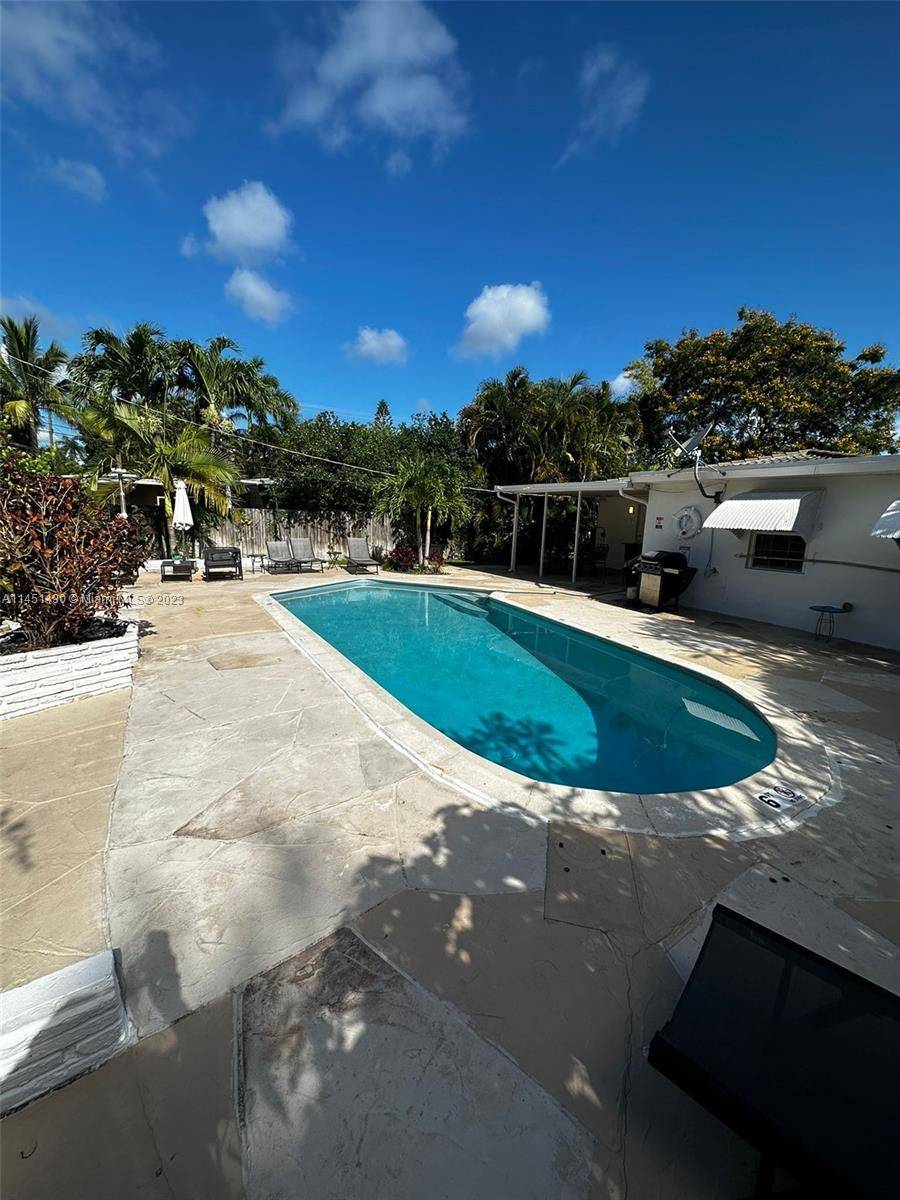 Beautiful 4 Bedroom 2 bath POOL HOME, 2 Bath.