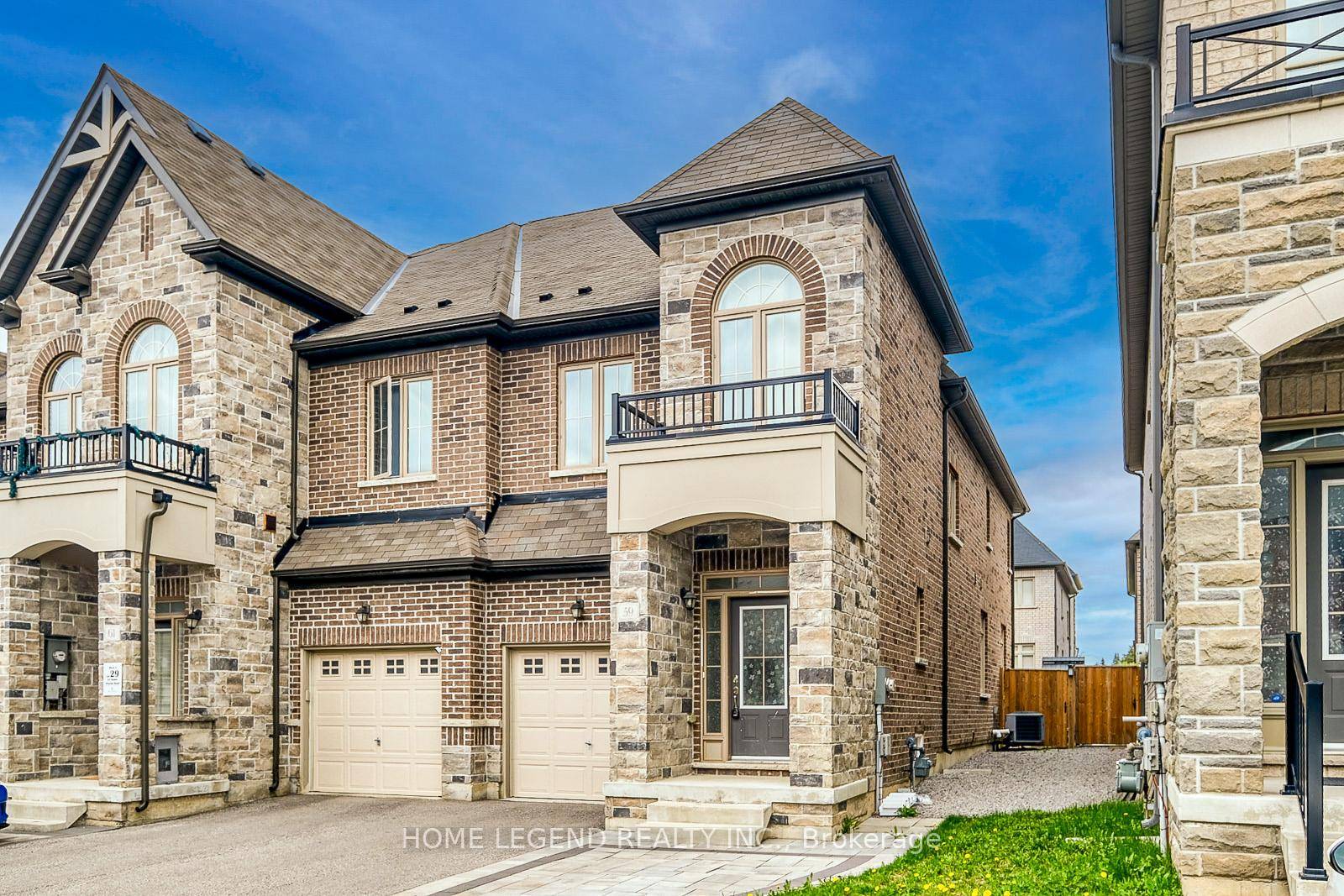 Welcome to this bright and beautifully maintained end unit townhouse in the sought after Sharon community of East Gwillimbury.