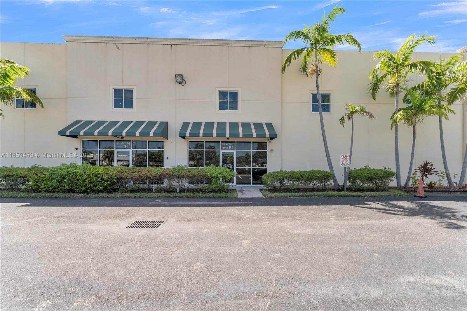 One of kind Office Warehouse space 3, 296sqft at Pompano Industrial Park Condo !