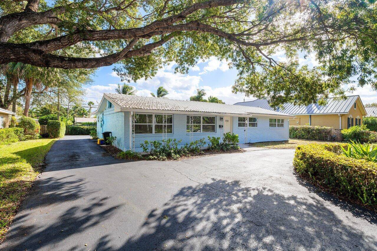 Discover this fresh and vibrant family home in the sought after North Palm Beach area.