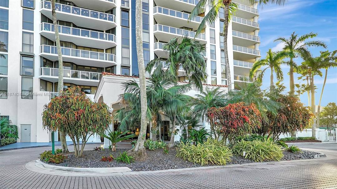 THE ONE YOU HAVE BEEN WAITING FOR BEAUTIFUL NORTH VIEW INTERCOASTAL, OCEAN, CITY THE UNIT IS TOTALLY RENOVATED KITCHEN, BATHROOMS, FLOORS BUILT INS.