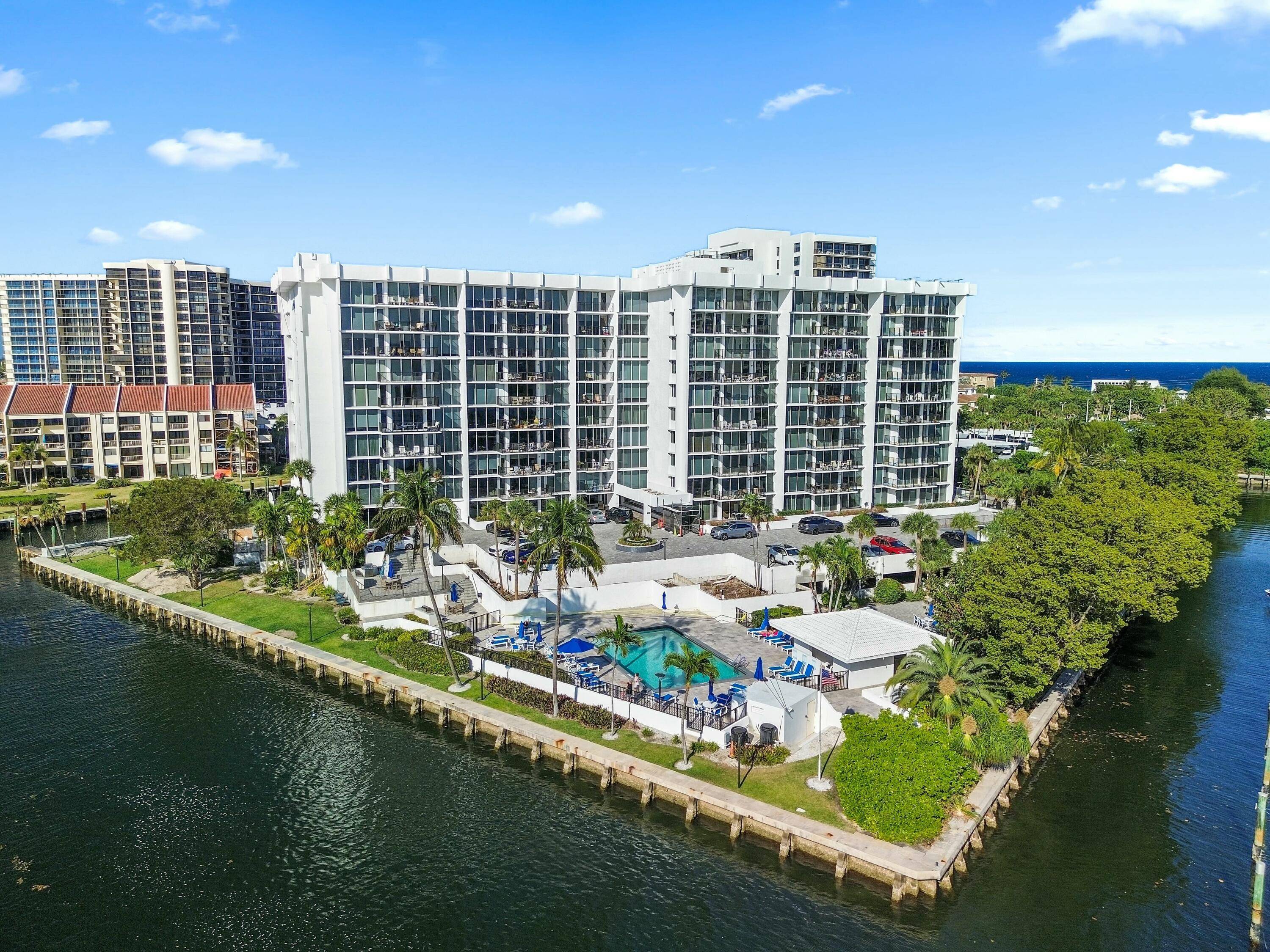 LuxeCoastal Living at Its Finest !