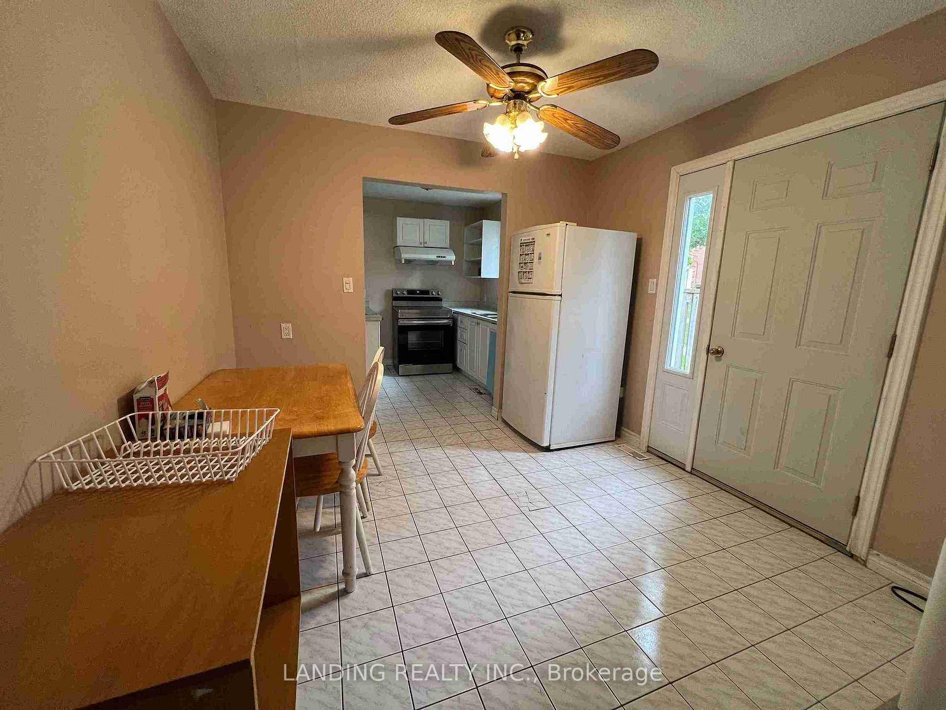 Welcome to this beautiful three bedroom townhouse condo located in a prime area close to Western University.