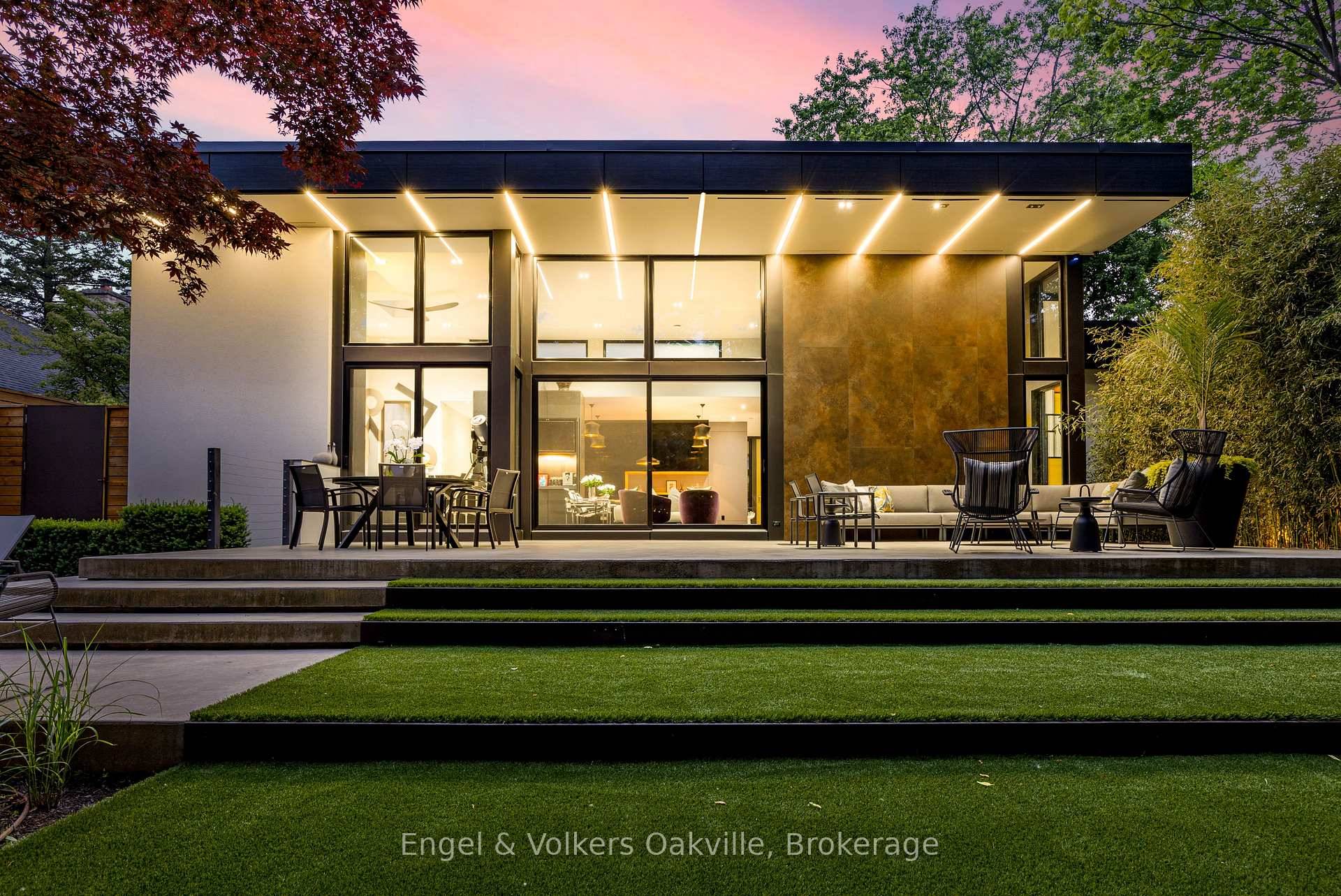 This Genius custom built bungalow has nearly 4, 900 sq.