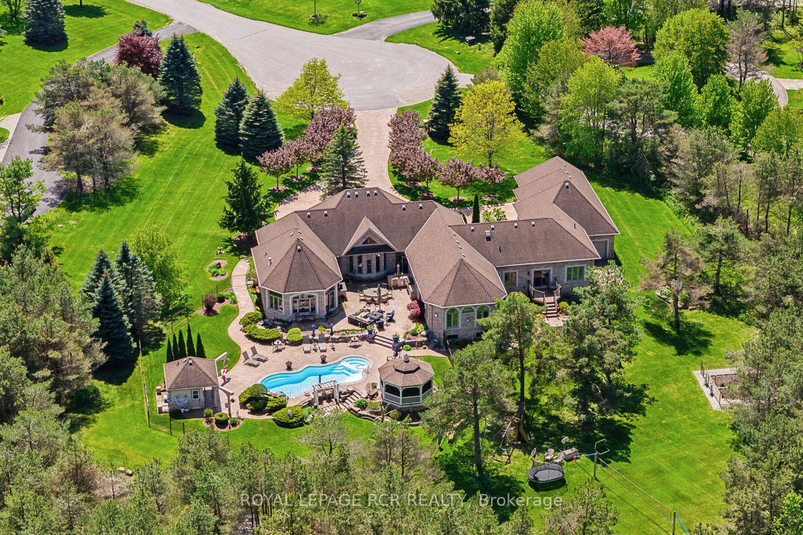 Rare 3923sf Elegant Tuscan Styled Bungalow Estate on a 2.