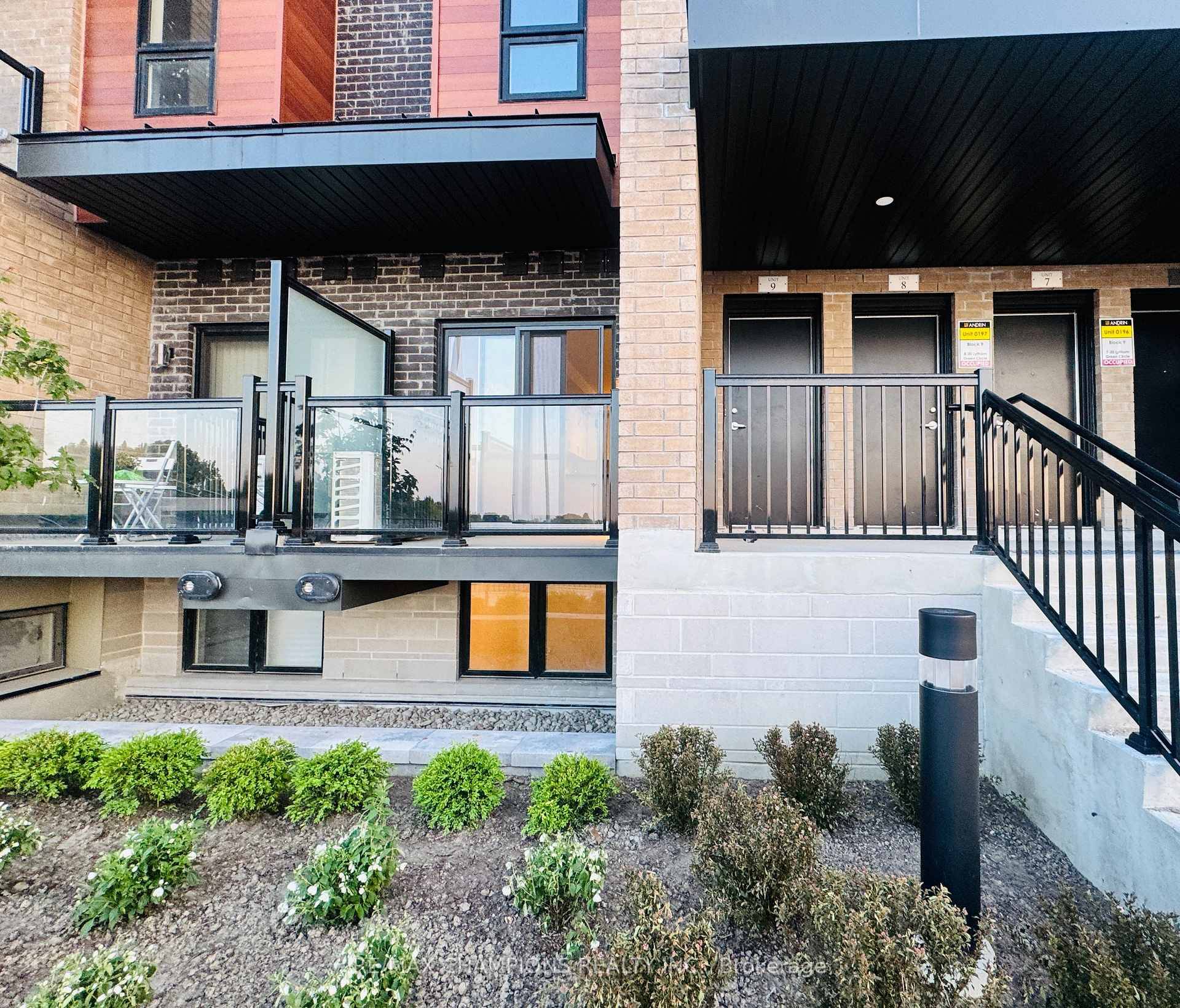Bright amp ; Modern 2 Bed, 2 Bath Unit For Lease In Prime Newmarket Location !