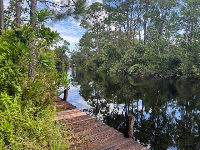 Amazing property in Leisure Lakes on the canal with fixed dock !