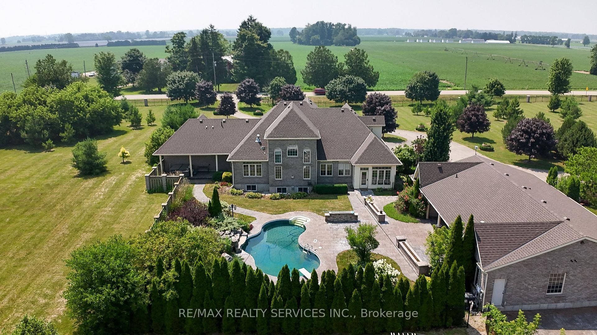 214 Maple Ave S, Burford Luxury Country Estate with Endless Possibilities Welcome to your dream country estate where elegance, space, and opportunity converge in perfect harmony.