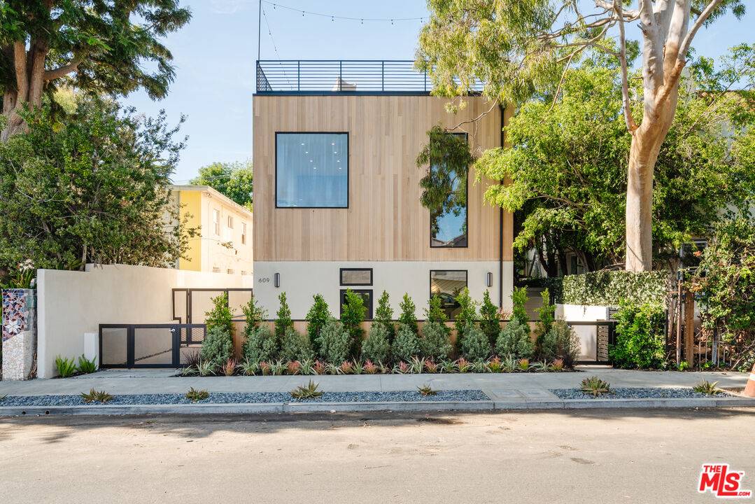 611   Broadway St 3BR Marina Del Rey La