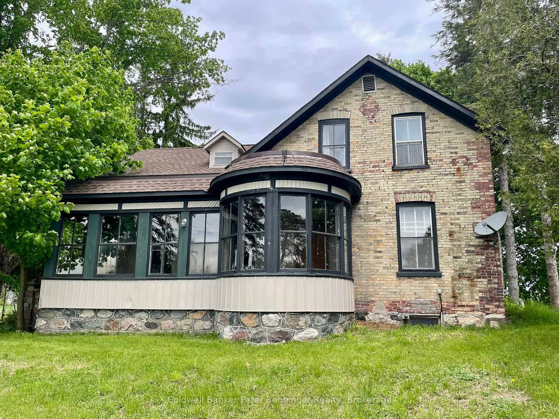 This is a lovely county property which has been recently severed off the original farm.