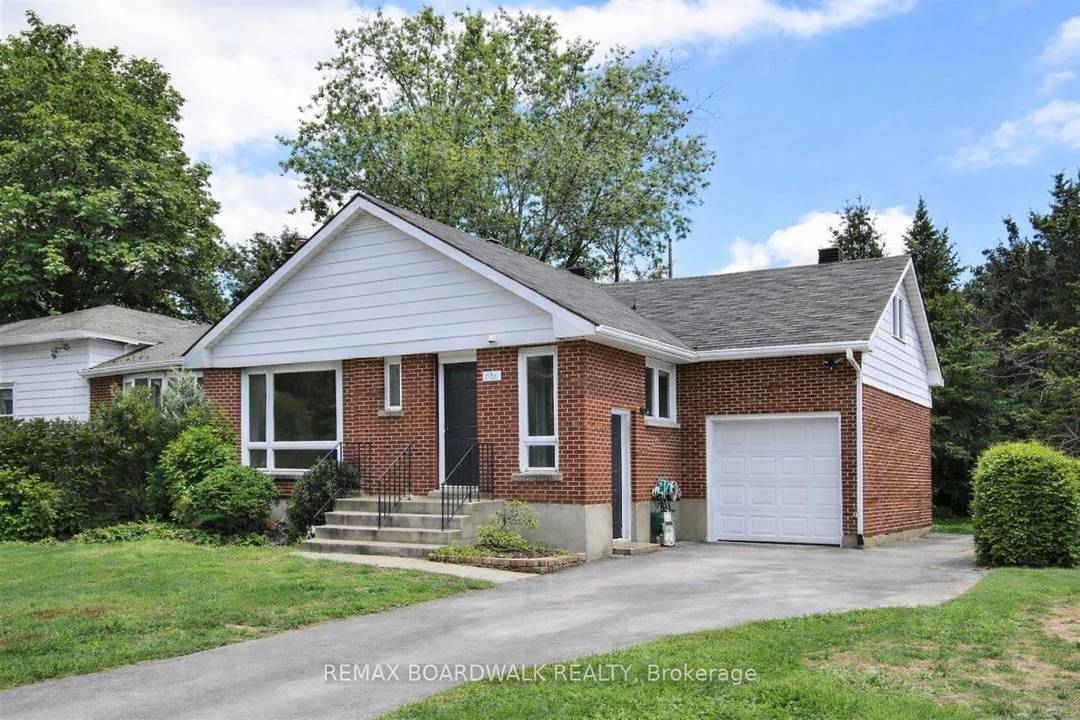 Welcome to sought after Copeland Park, a quiet, mature, family friendly neighbourhood with tree lined streets.