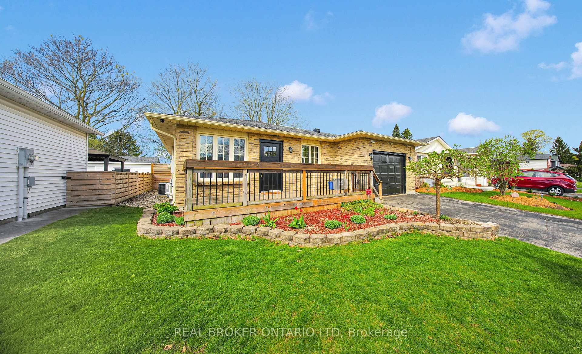 764 Classic Drive offers modern, low maintenance living in a quiet East London neighbourhood, perfectfor anyone looking to simplify without sacrificing style or space.
