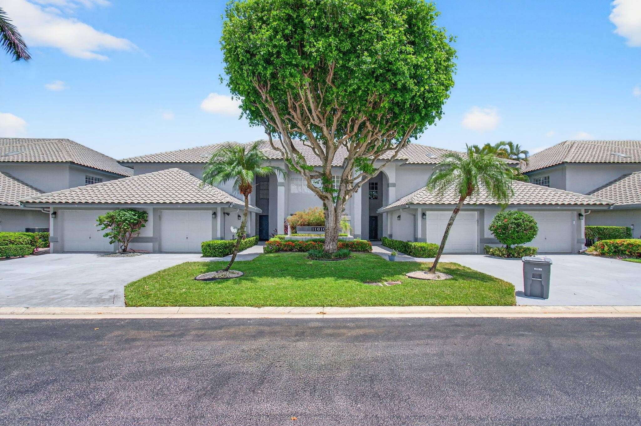 Beautiful 1st floor corner condo with a golf course view.