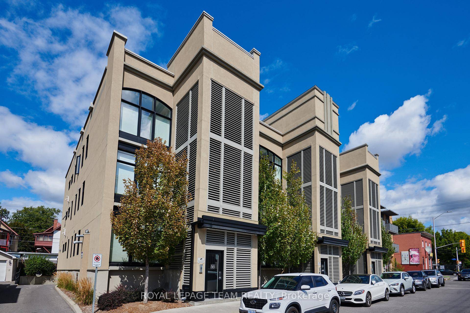 Bright amp ; Modern 2 Bedroom Condo in the Heart of Ottawa.