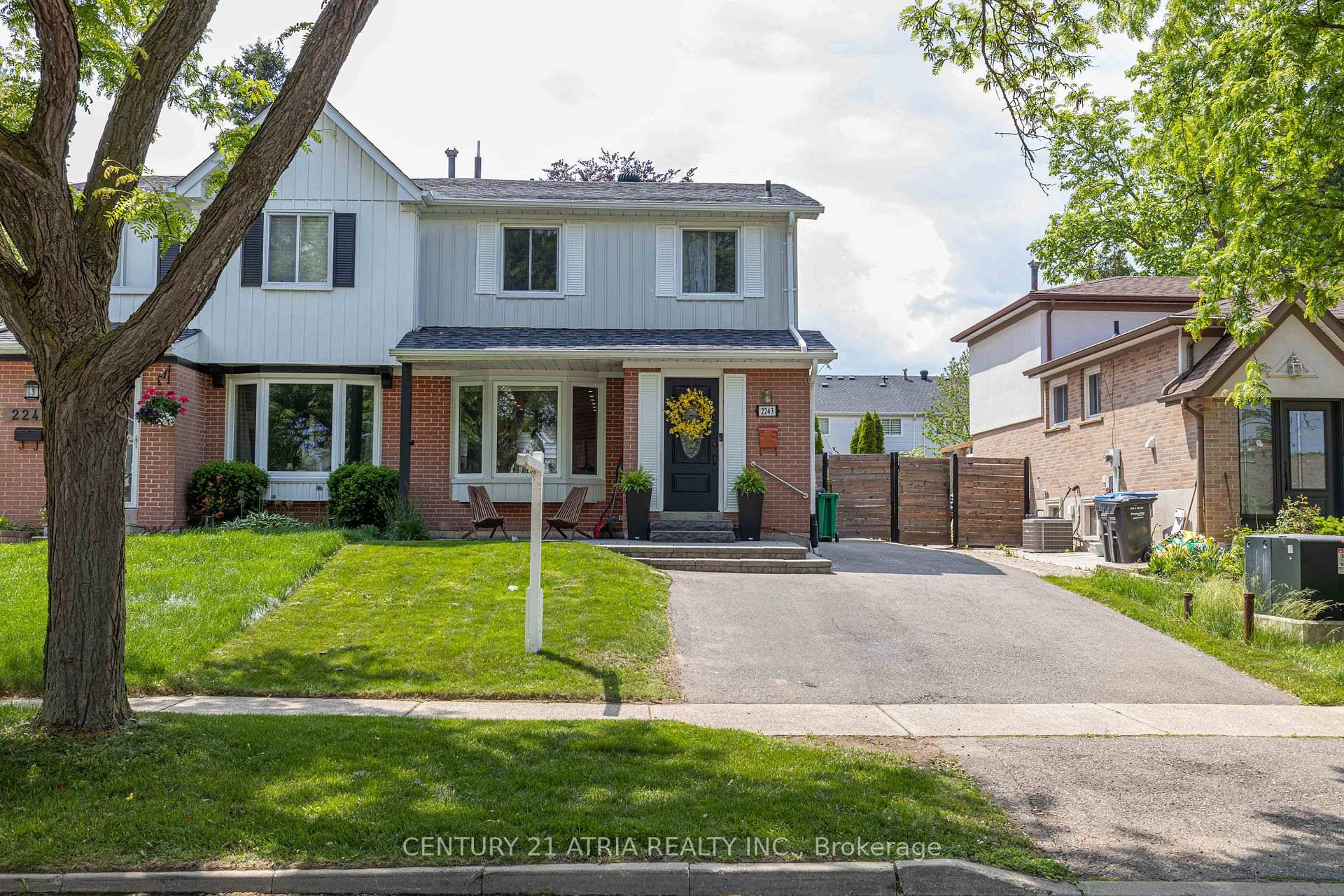 Absolutely Move In Ready Home With Upgrades Found Throughout The Modern Conveniences You Expect In A Mature and Quiet Neighbourhood Open Concept Main Floor Ideal For Hosting Or Keeping An ...