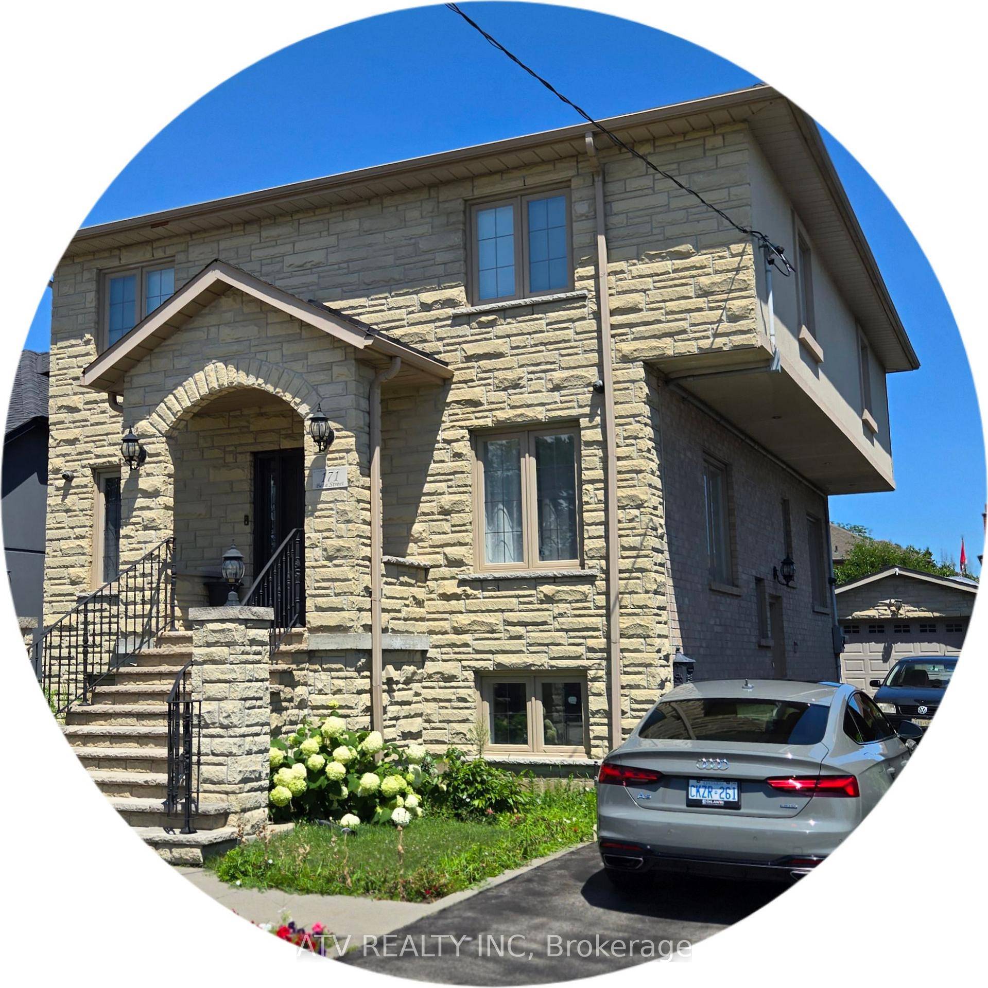 This Alderwood detached 4 2 beds, 4 baths has been built with premium materials.