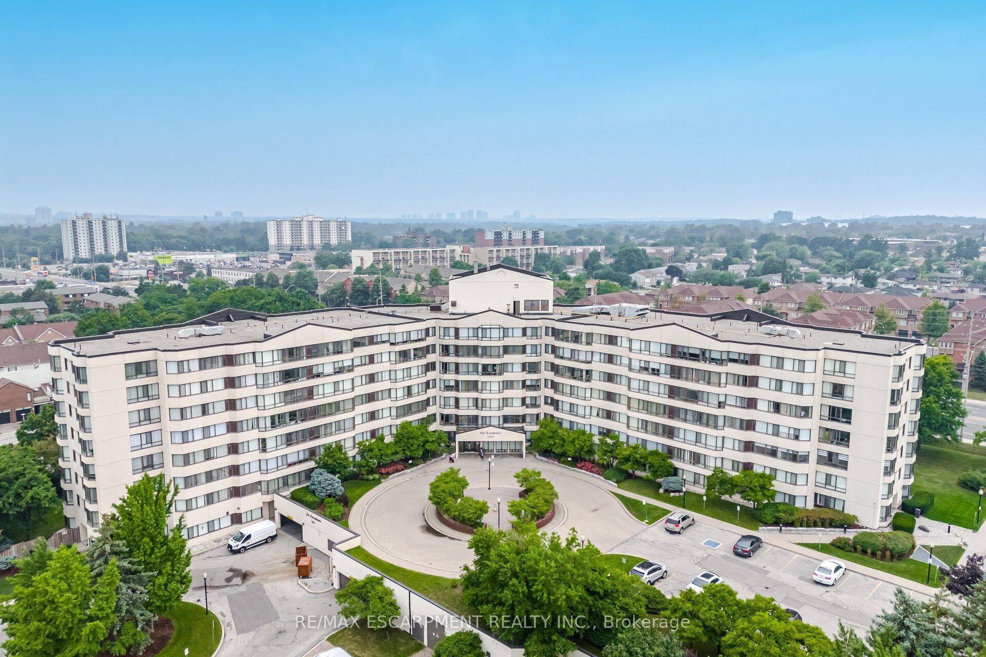 This spacious, lovingly cared for 2 1 bedroom and 2 full bathroom penthouse level condo in Mississauga's sought after Erindale neighbourhood is perfect for first time buyers, investors or downsizers.