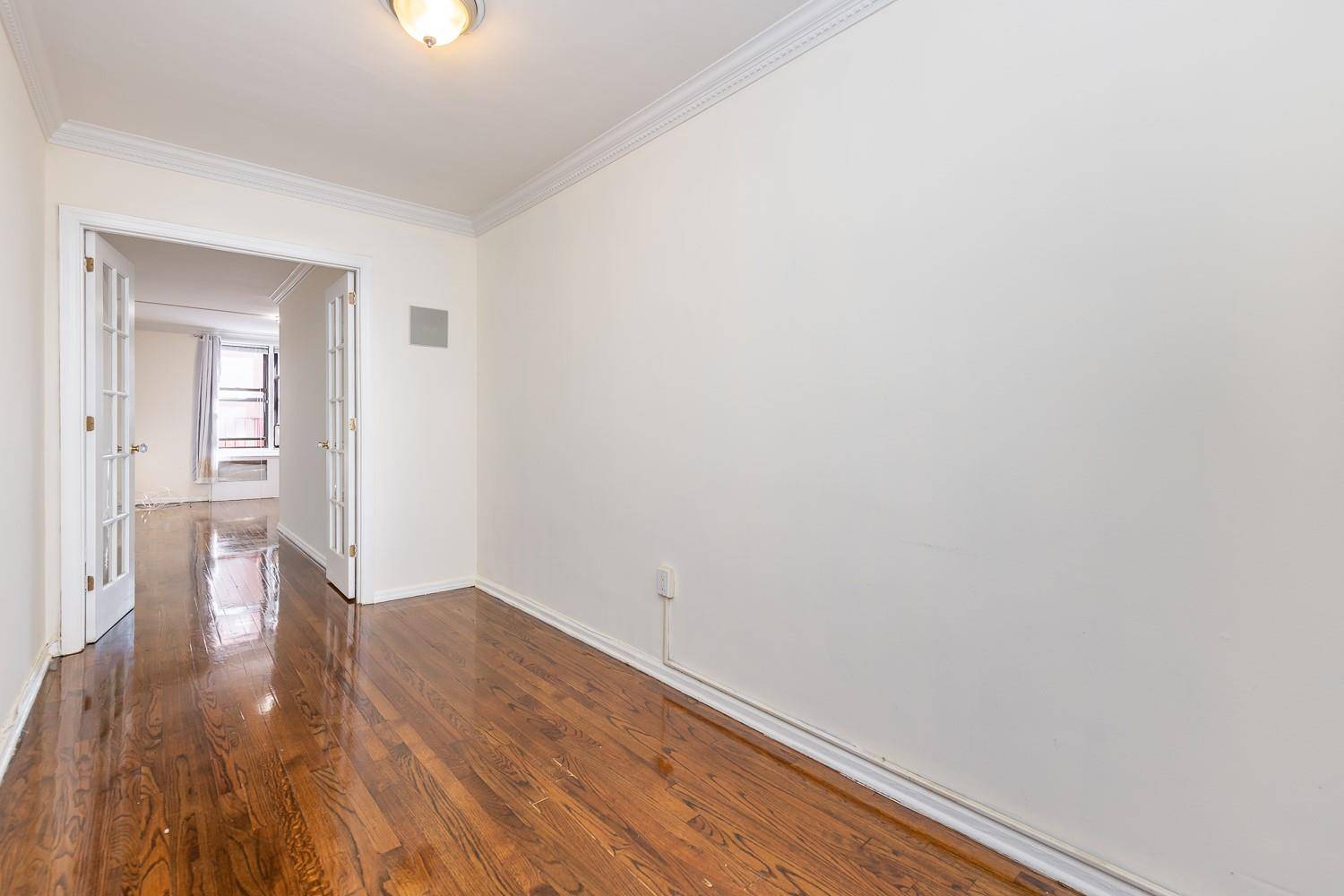 Located in a well maintained boutique condominium building in the heart of the Upper East Side, Unit 3G at 1420 York Avenue offers a perfect blend of functionality, comfort, and ...