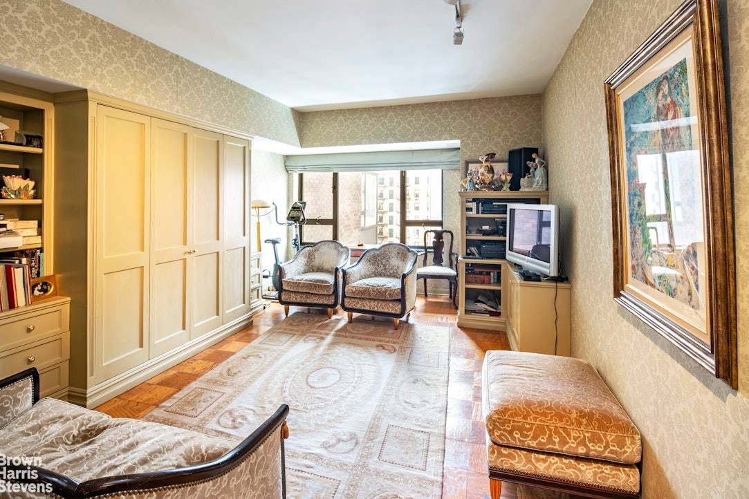 Elegant Classic 6 with Balcony and Stunning Light in The Sovereign Located in one of Manhattan's premier post war cooperatives, this gracious Classic 6 residence at The Sovereign offers approximately ...