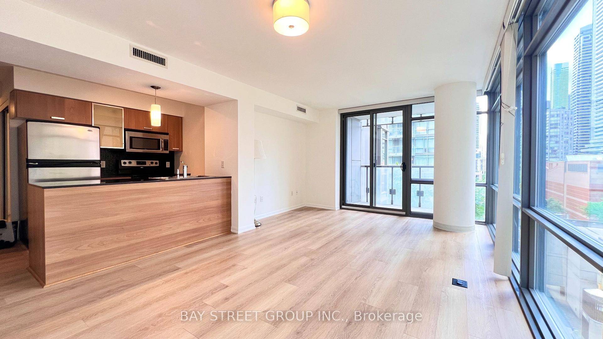 Stunning 1 Den Corner Unit in Prime Downtown Toronto !
