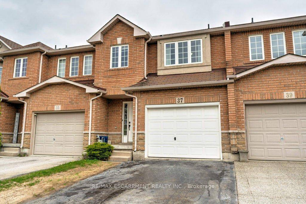 Beautiful Freehold Townhome in Desirable Stoney Creek !