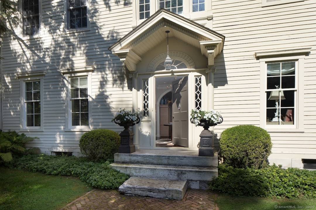 This 18th century American Georgian stands as one of Lakeville's finest historic properties, gracing over 5 pristine acres alongside Burton Brook.