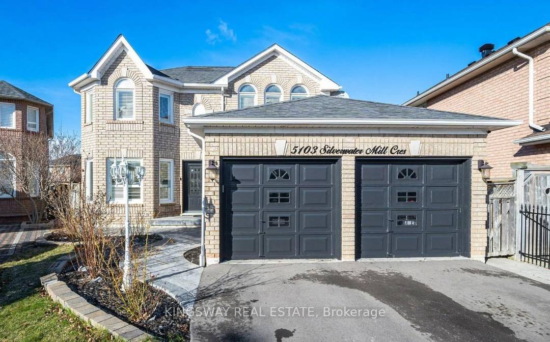 Gorgeous Home on a Premium Pie Shaped Lot in Mississauga !