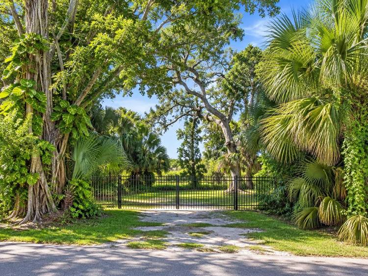 Rare opportunity to build your dream waterfront home on this approximately ¼ acre vacant lot with direct access to Sarasota Bay.