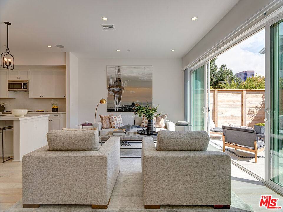 11979   Mayfield Ave 4BR Brentwood La