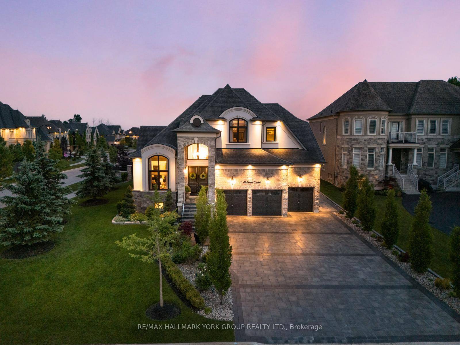 This estate bungaloft offers a blend of refined living and timeless sophistication in a serene atmosphere.
