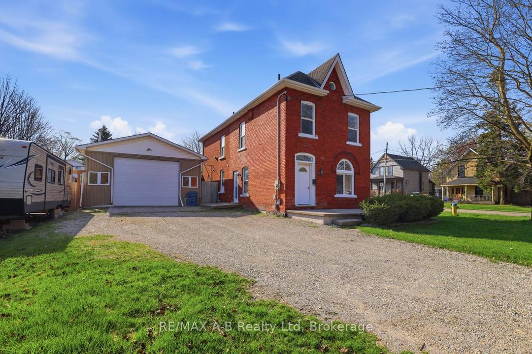 Welcome to 307 Nelson Street a beautifully renovated family home set on a rare large double corner lot in a family friendly neighbourhood.