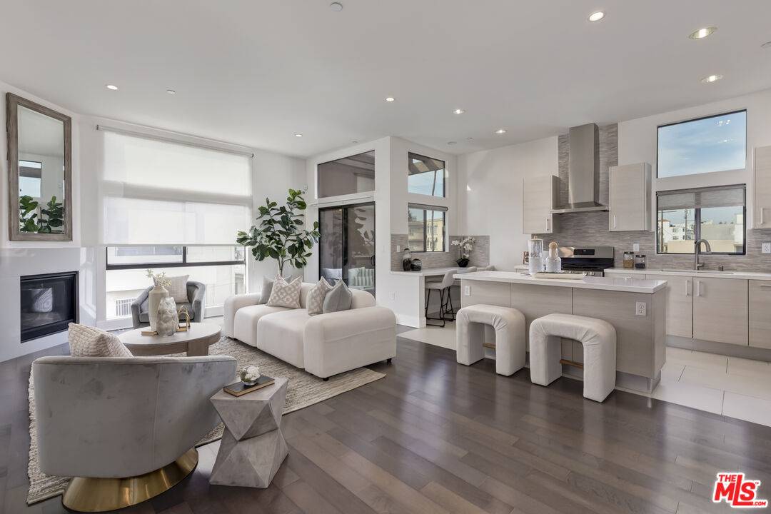 11811   Kiowa Ave 3.0 Brentwood LA