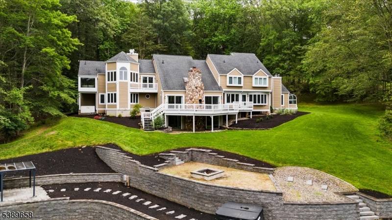 Modern masterpiece located on private 5 acre lot !