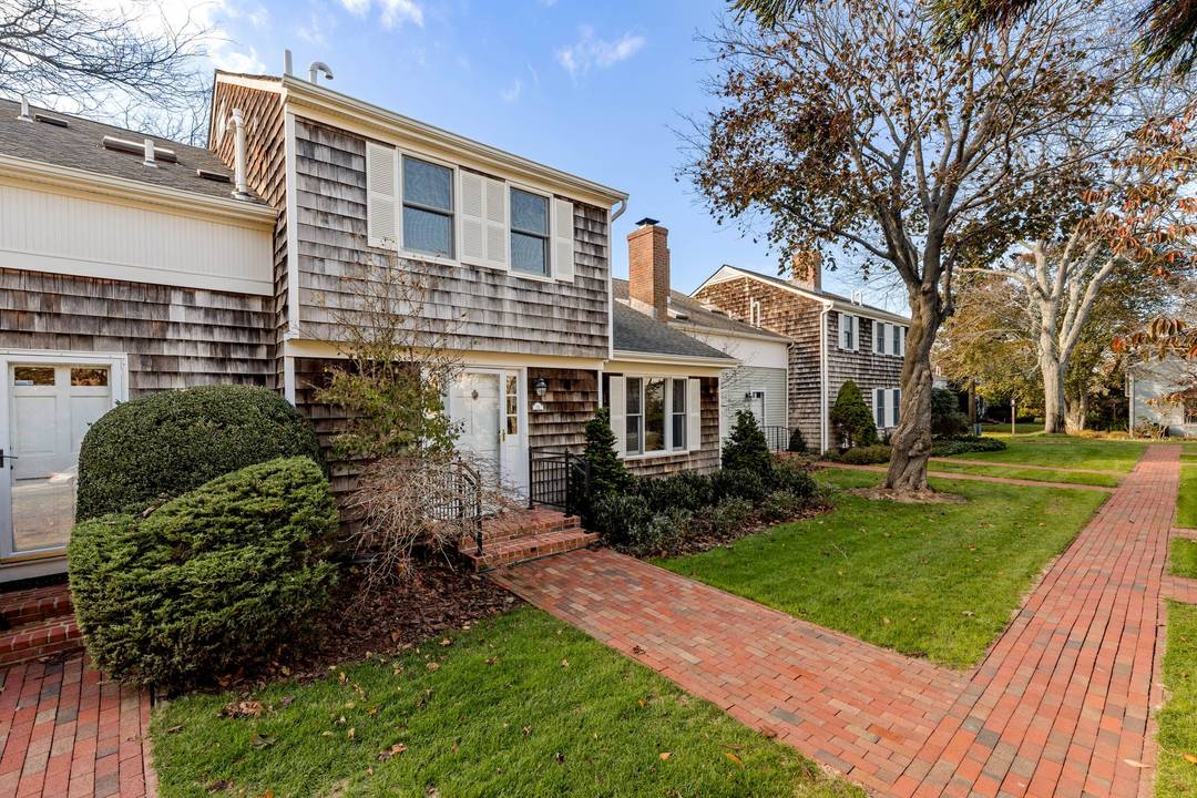 Southampton Village Condo Exquisitely Furnished !