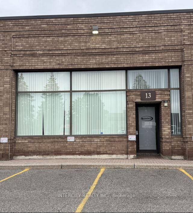 Prime industrial unit in desirable complex.