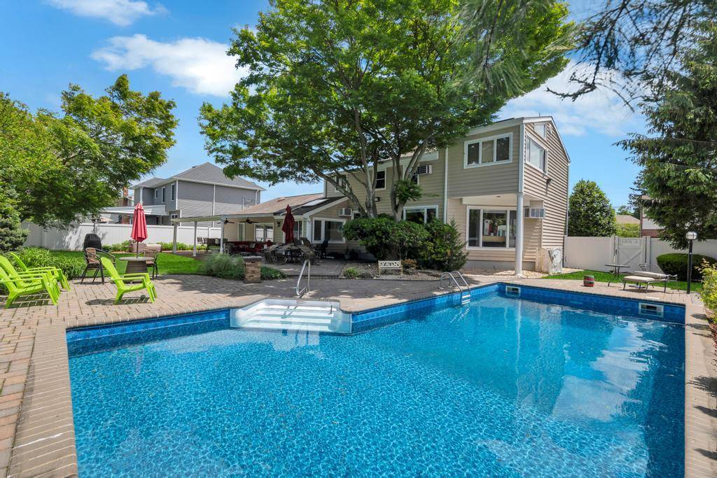 Welcome to Your Dream Home This stunning, meticulously maintained residence seamlessly blends comfort, style, and functionality, making it an ideal haven for growing families or those who delight in entertaining.