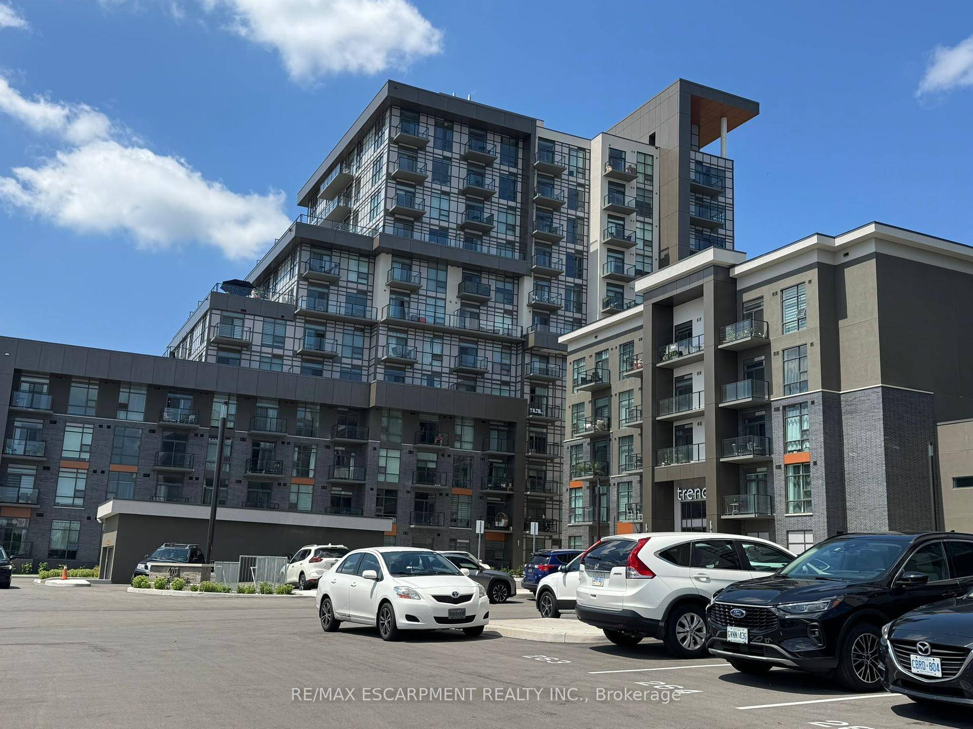 Beautiful 1 Bed condo near Aldershot Go Station.