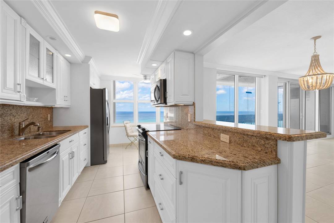 Stop your search your perfect beachfront condo is here !