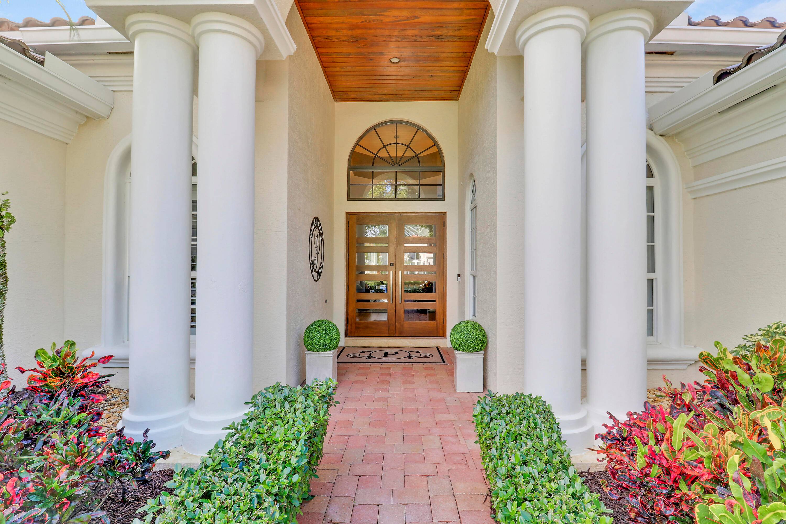 Luxury Living with Space to Spare 6BR 6BA Pool Home with Office Den.