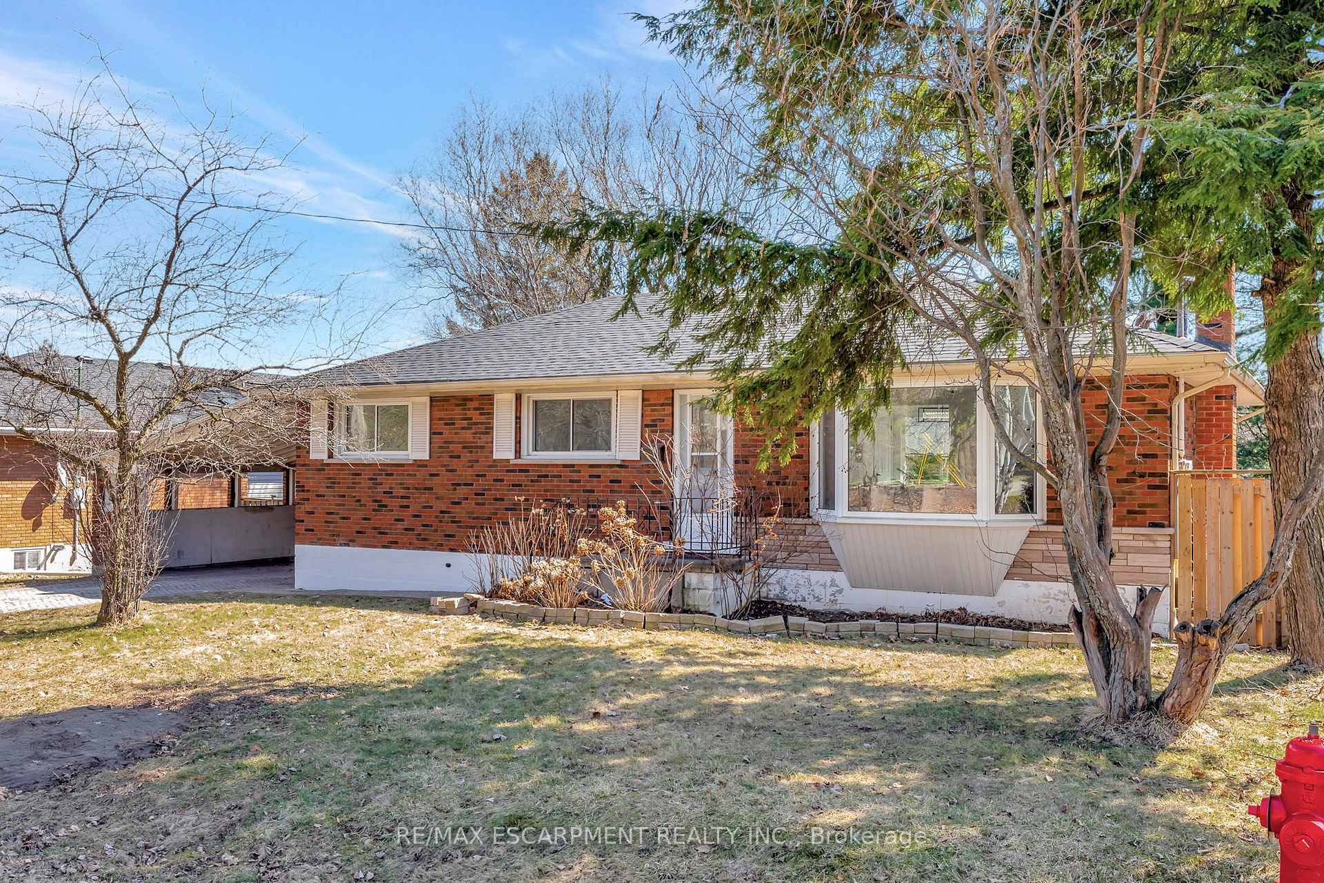 This stunning bungalow is nestled in the highly desirable Nakoma neighbourhood, offering the perfect blend of comfort, style, and convenience.