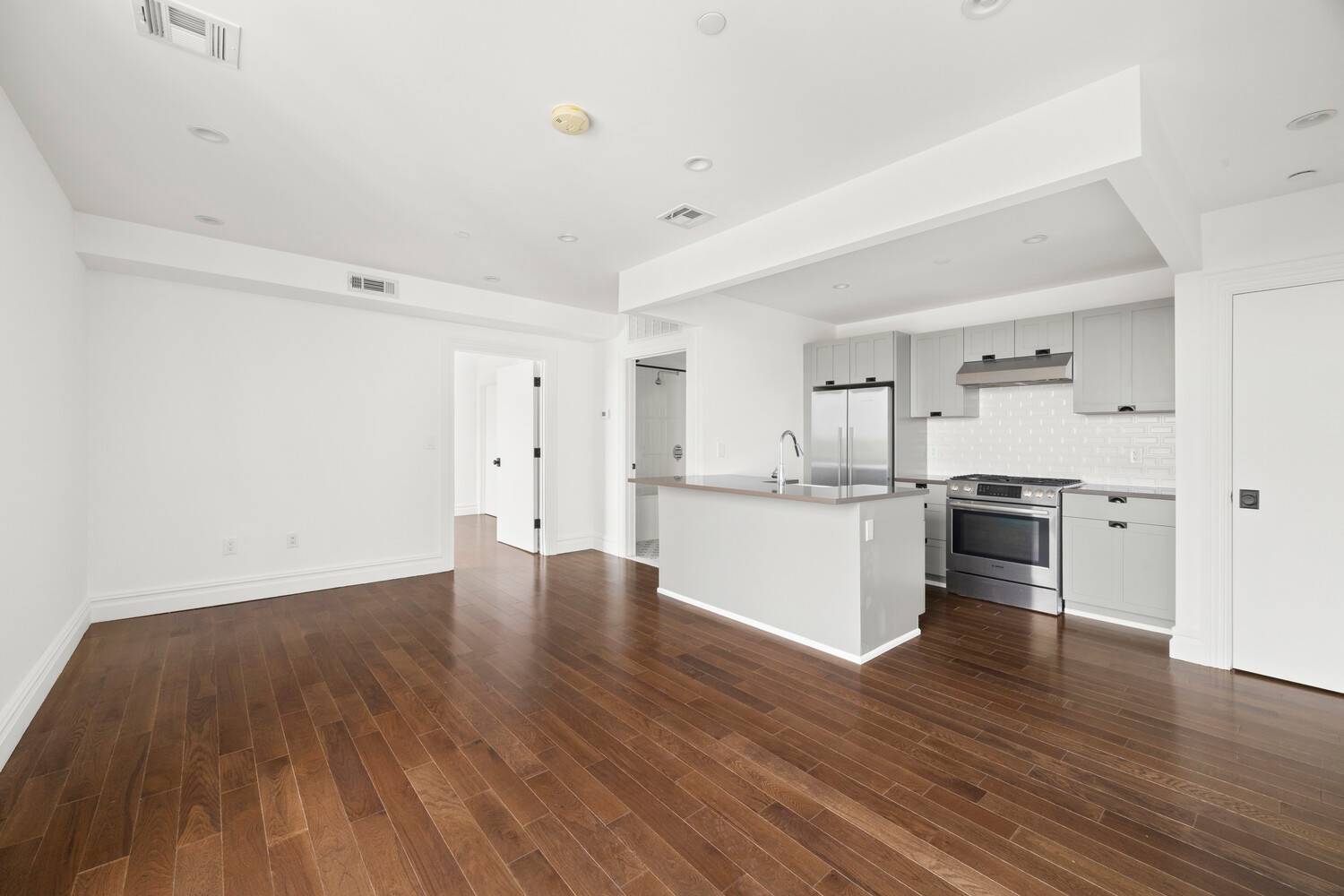 Perched on the top floor of a sleek and timeless boutique condominium elevator building sits this spacious 1 bedroom 1 bathroom penthouse residence.