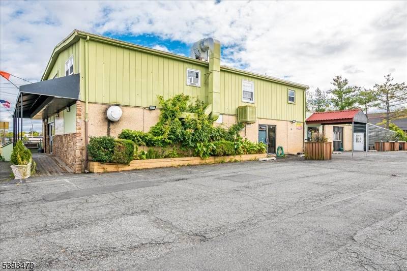 This business opportunity can fulfill your dreams of having a thriving restaurant business right in the heart of Carteret, approximately 2 3 miles from the Carteret Performing Arts Center.