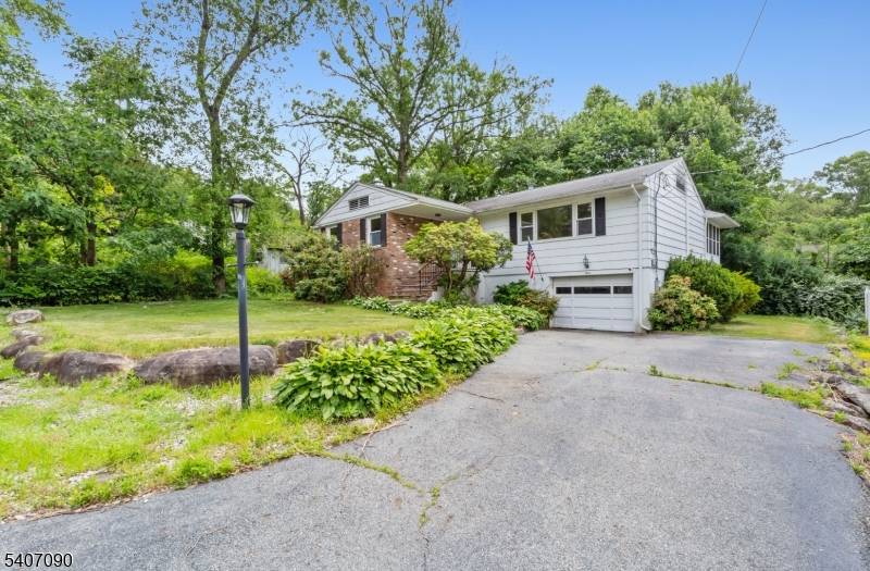 Experience the Best of Fayson Lakes Living !