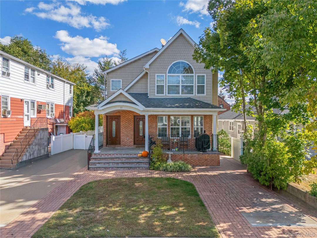 Discover an exceptional rental opportunity in the heart of Port Washington.