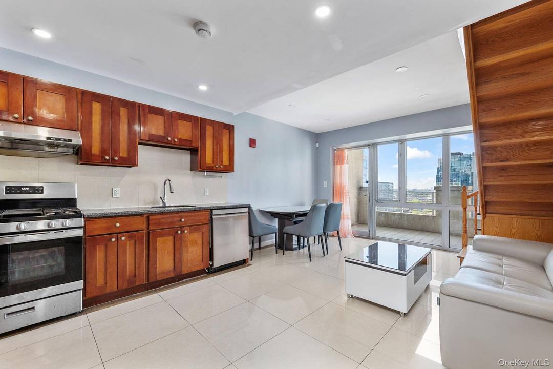 Luxury Duplex Penthouse 3 bedroom condo in the heart of Downtown Flushing Experience elevated living in these rare 3 bedrooms DUPLEX PENTHOUSE LOCATED IN THE VIBRANT CENTER OF DOWNTOWN FLUSHING.