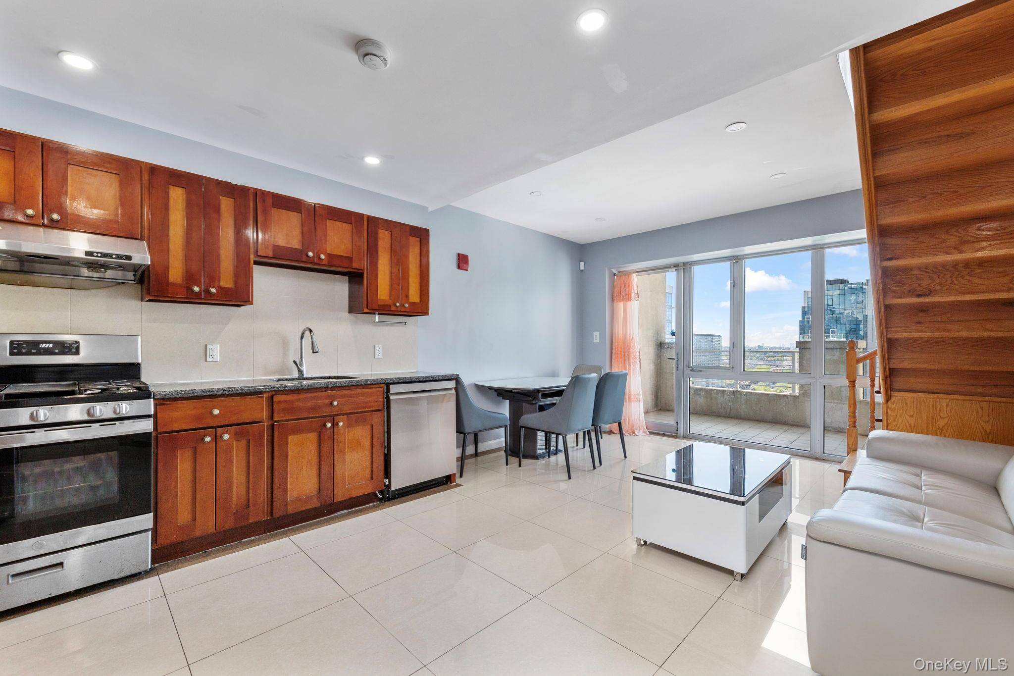 Luxury Duplex Penthouse 3 bedroom condo in the heart of Downtown Flushing Experience elevated living in this rare 3 bedrooms DUPLEX PENTHOUSE LOCATED IN THE VIBRANT CENTER OF DOWNTOWN FLUSHING.