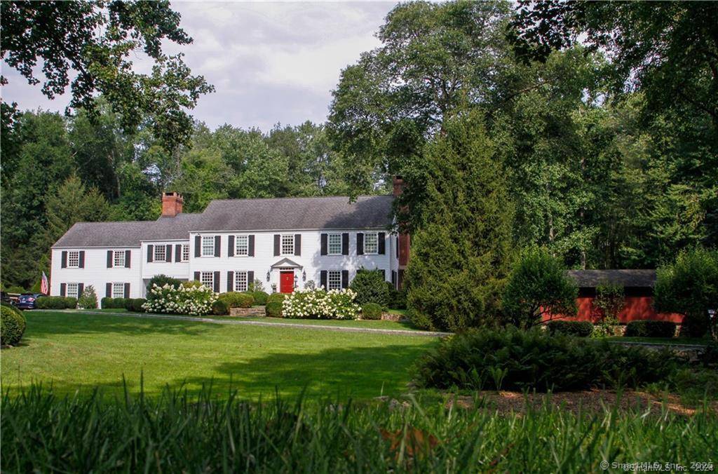 Summer House with pool Just one hour from NYC and two miles from the charming small town of New Canaan, buzzing with boutique shops and outdoor restaurants, this elegant, private ...