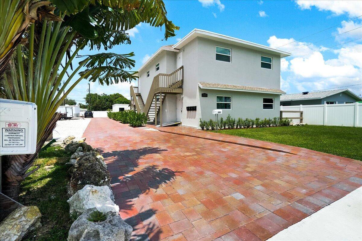 Discover this exceptional 5 unit apartment building, a rare gem that offers a combination of convenience, comfort, and investment potential.