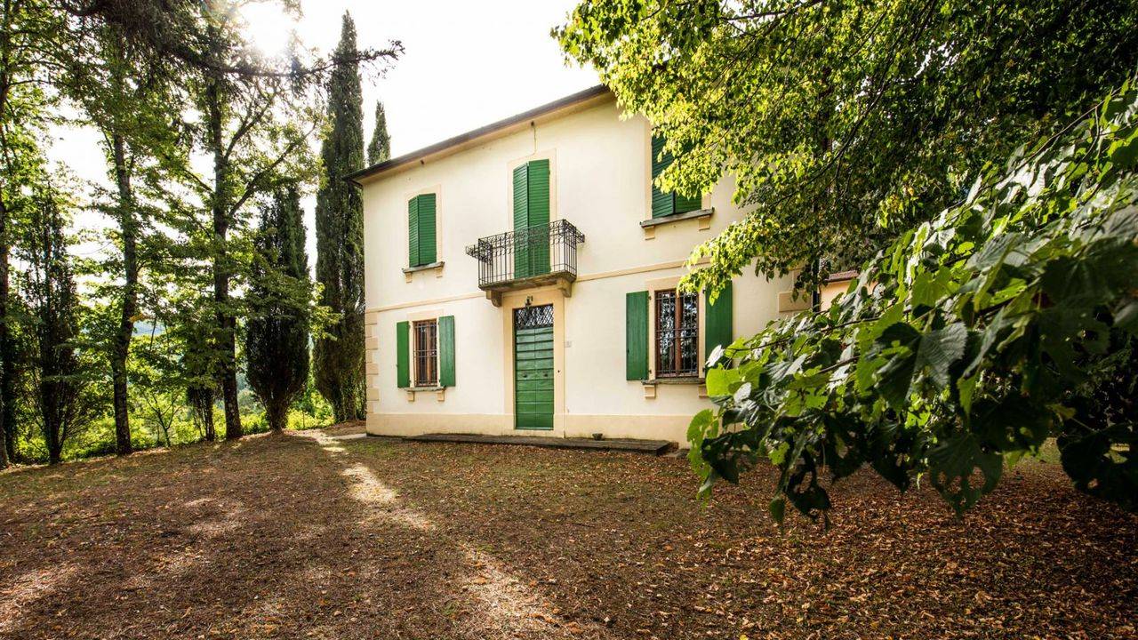 in Tuscany in Arezzo there is a real estate property for sale consisting of the main villa, an outbuilding and 9 hectares of land
