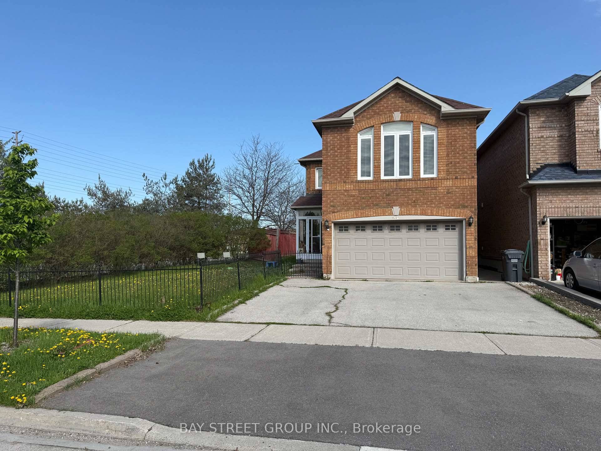 Lovely and bright 1 1 bedrooms Lower Level Available for Rent in a Highly Desirable Neighbourhood !